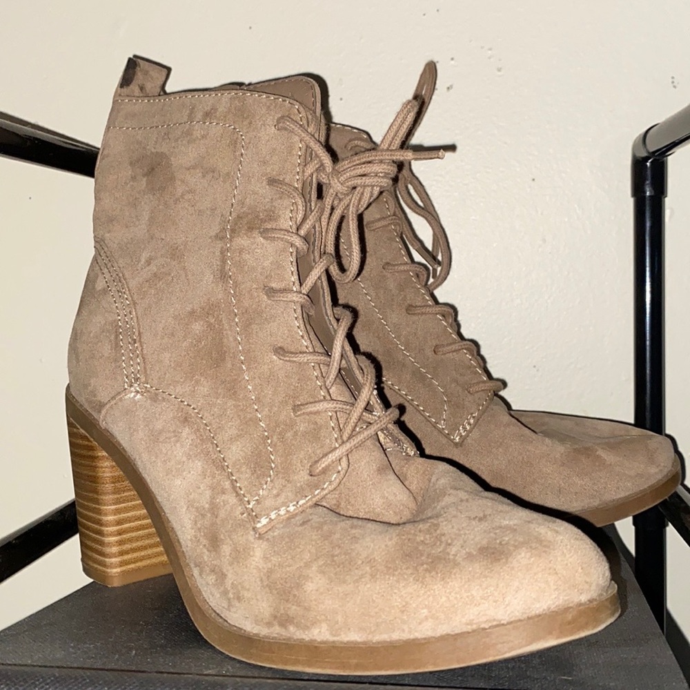 Universal Threads Chunky heeled boot